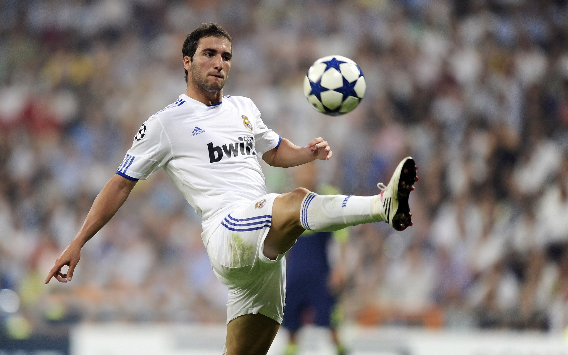 普劳德比赛中段紧咬领先集团,德普劳内受伤